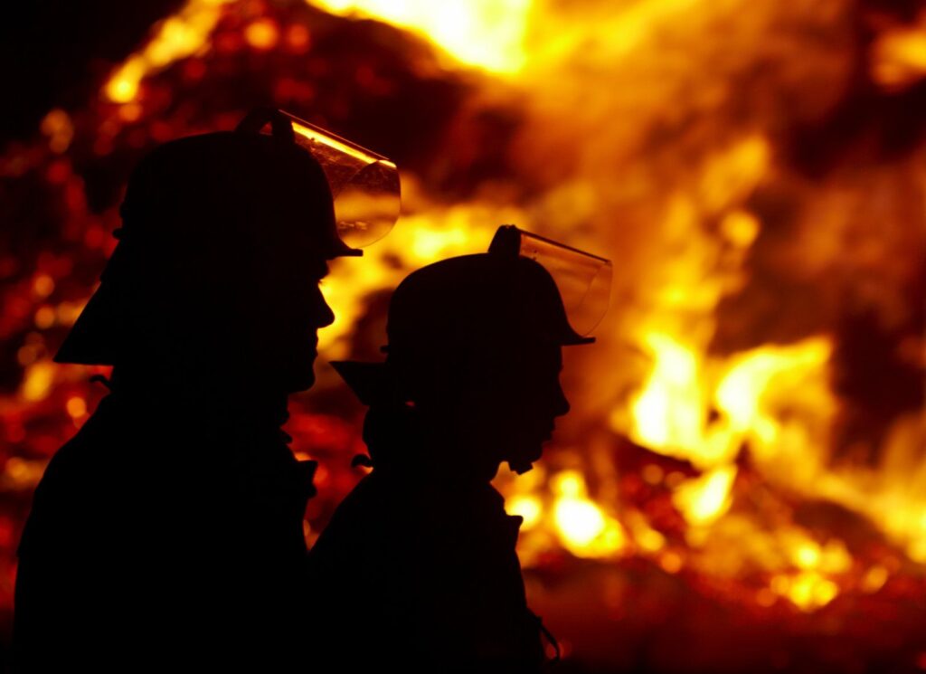 Dekoration. Einsatzkräfte vor Flammen