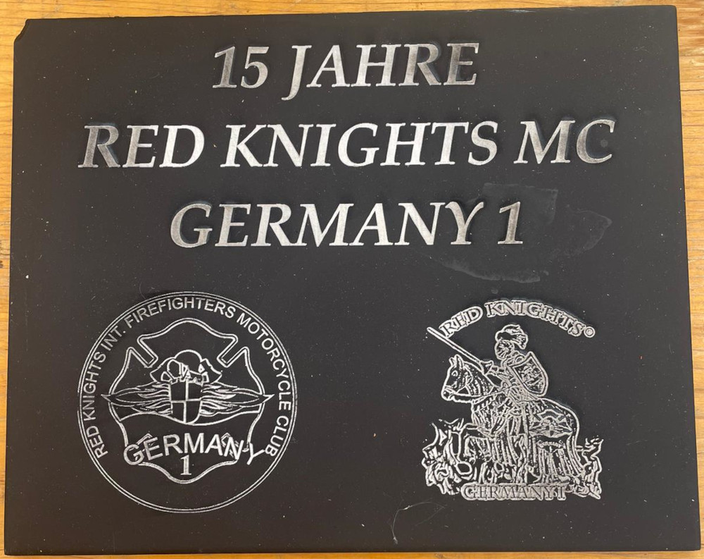 Gästegeschenk des RKMC Germany 1. Eine Schieferplatte mit dem Text 15 Jahre RED KNIGHTS MC GERMANY 1