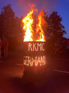 Feuer in Metallfass zur blauen Stunde